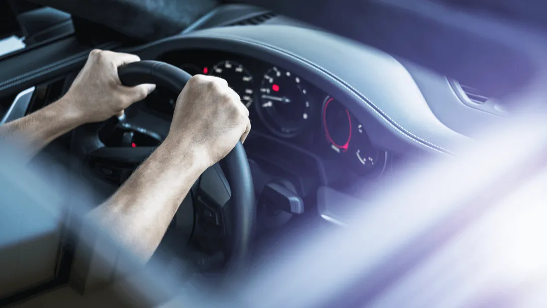 Mains sur un volant