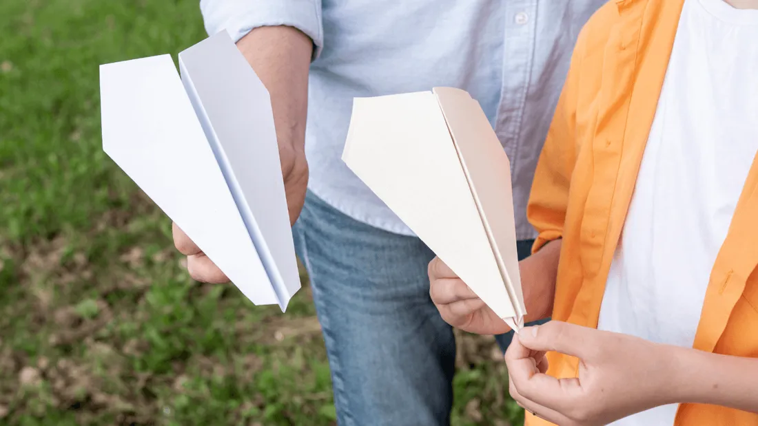 Illustration avions en papier