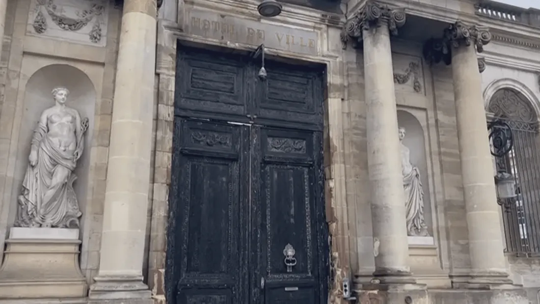 La porte de l'Hôtel de Ville de Bordeaux incendiée
