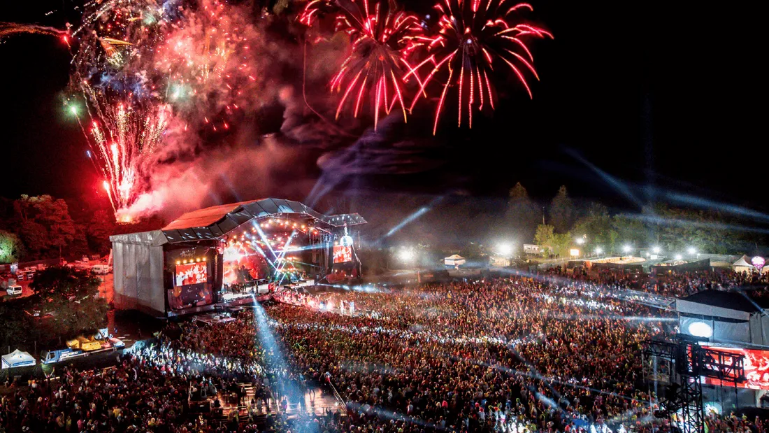 Foule de festivaliers à Poupet Déraille, en Vendée.