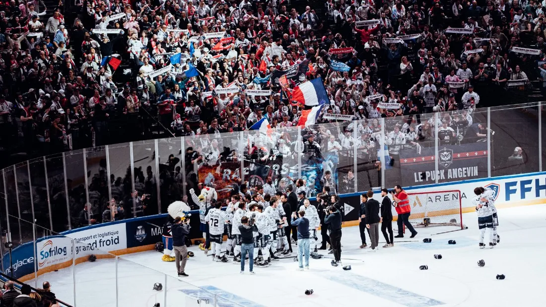 Les Ducs d'Angers célèbrent leur victoire avec leur public à Bercy