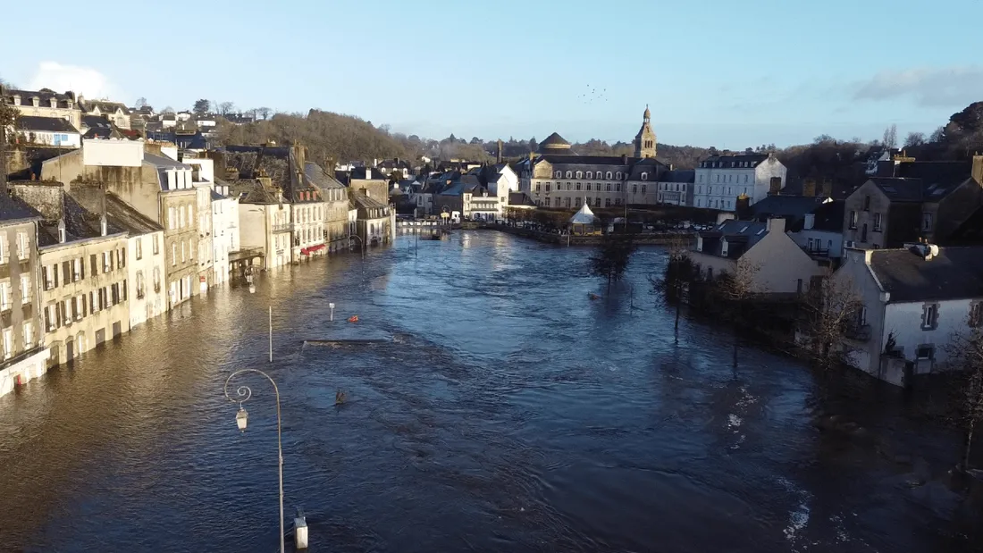 À Quimperlé l'eau a dépassé les barrières anti-inondations ce jeudi 22 janvier.