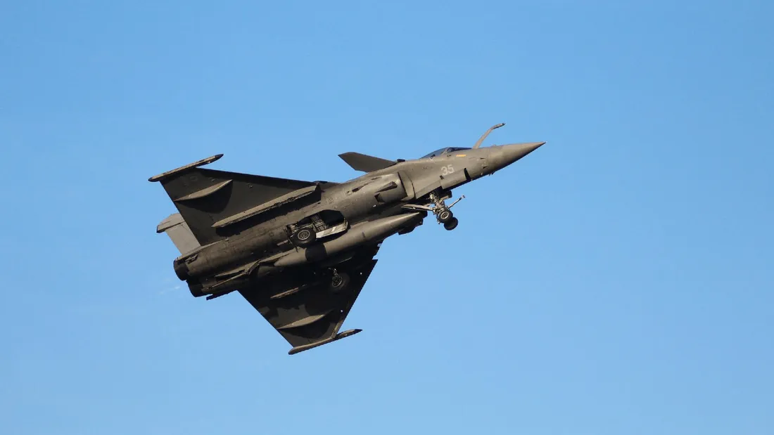 Deux Rafale se touchent lors d'un meeting aérien en Charente