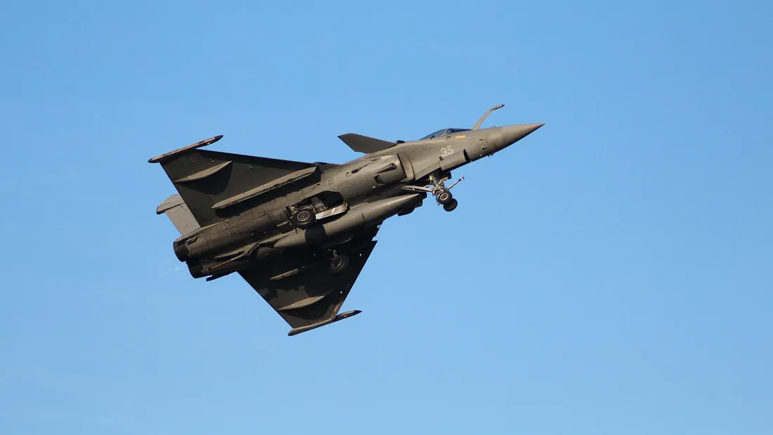Un Rafale en vol d'exercice lors d'un meeting aérien