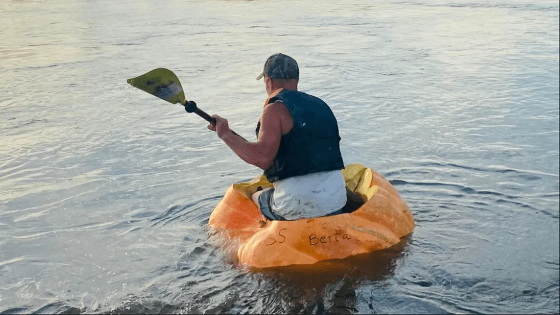 Un homme parcourt plus de 60km à bord d’un potiron géant 