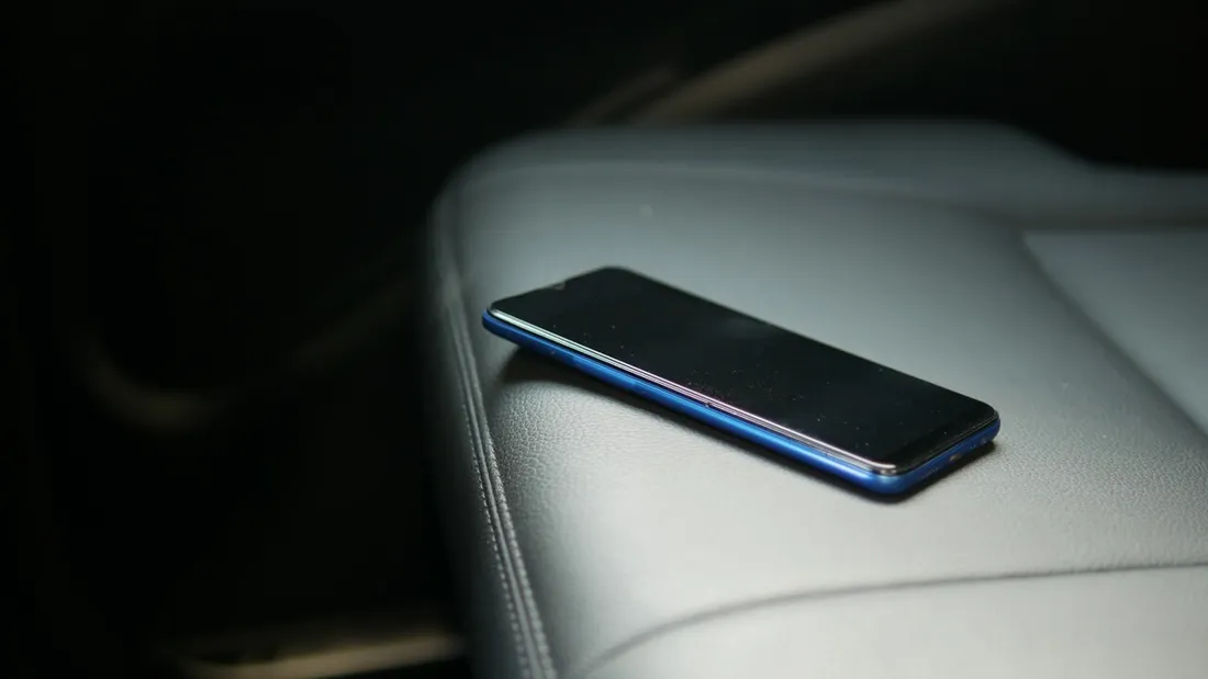 Téléphone portable oublié à l'arrière d'une voiture