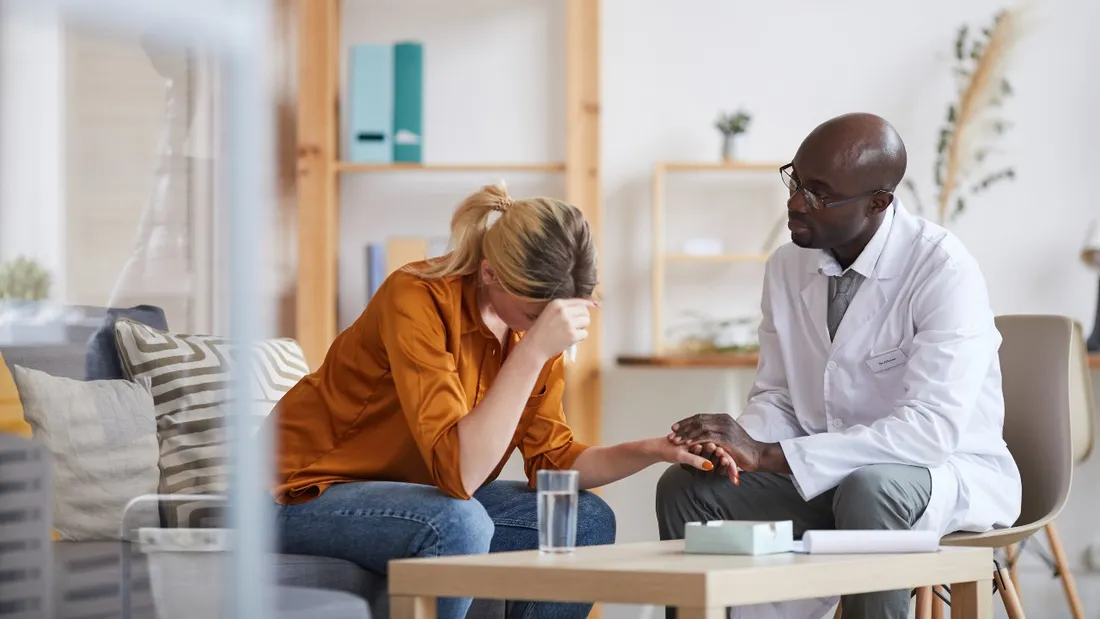 Illustration d'une patiente avec un professionnel de santé