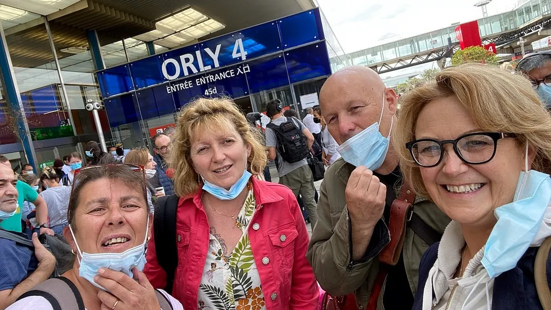Quatre volontaires creusois dont la présidente de la Creuse à l'embarquement à Orly
