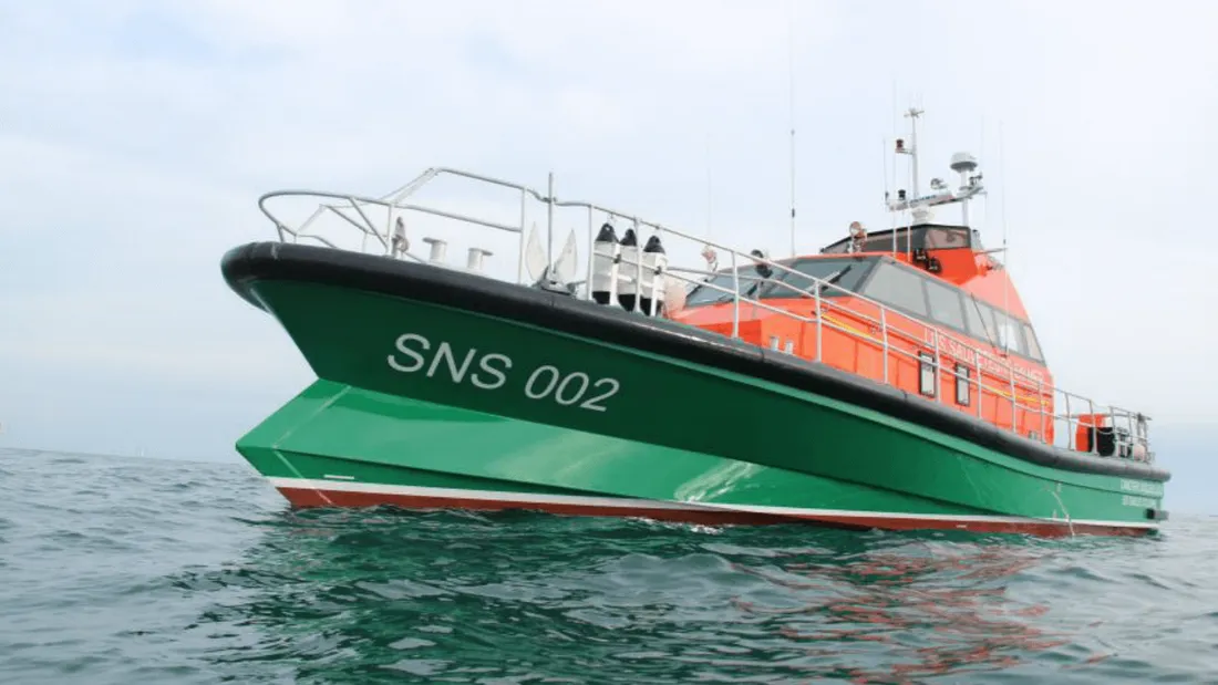 Plusieurs vedettes de la SNSM ont été mobilisées pour porter secours aux dix personnes impliquées.