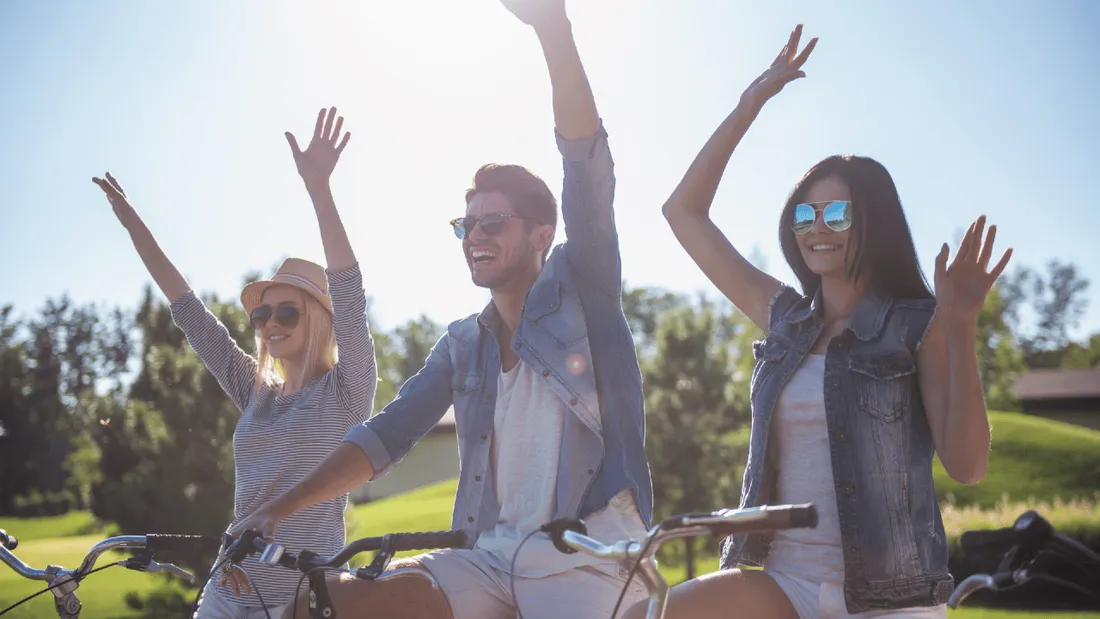 groupe d'amis en train de faire du vélo et profiter du soleil
