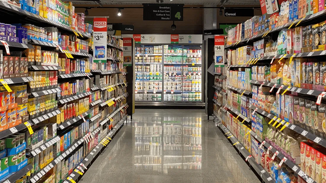 Gaspillage : un supermarché britannique supprime la date de consommation sur 500 produits