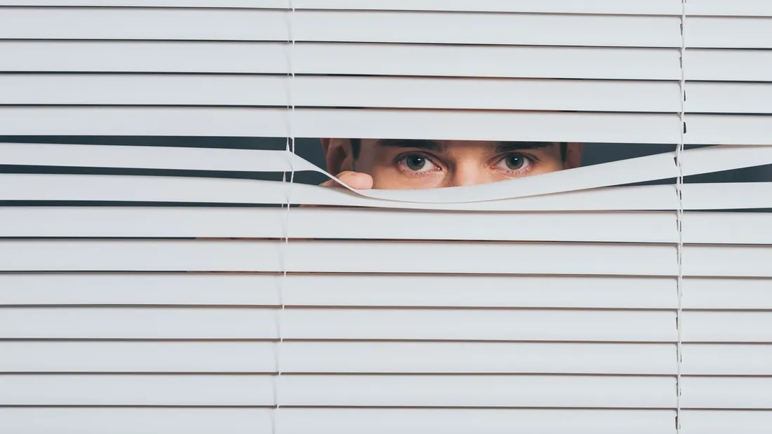 Nantes : un voyeur espionnait des femmes chez elles à travers les volets