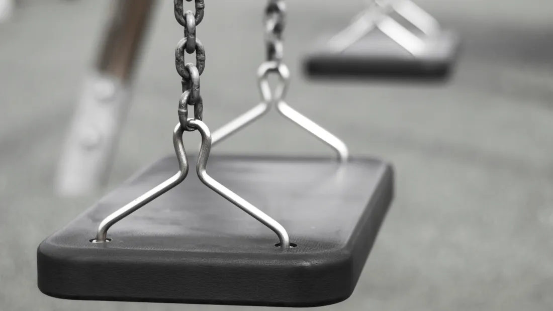 À 17 ans, elle reste coincée près d’une heure sur une balançoire pour bébé