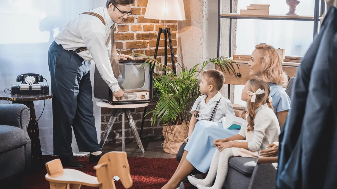 Une famille autour de la télévision, dans son salon, dans les années 50