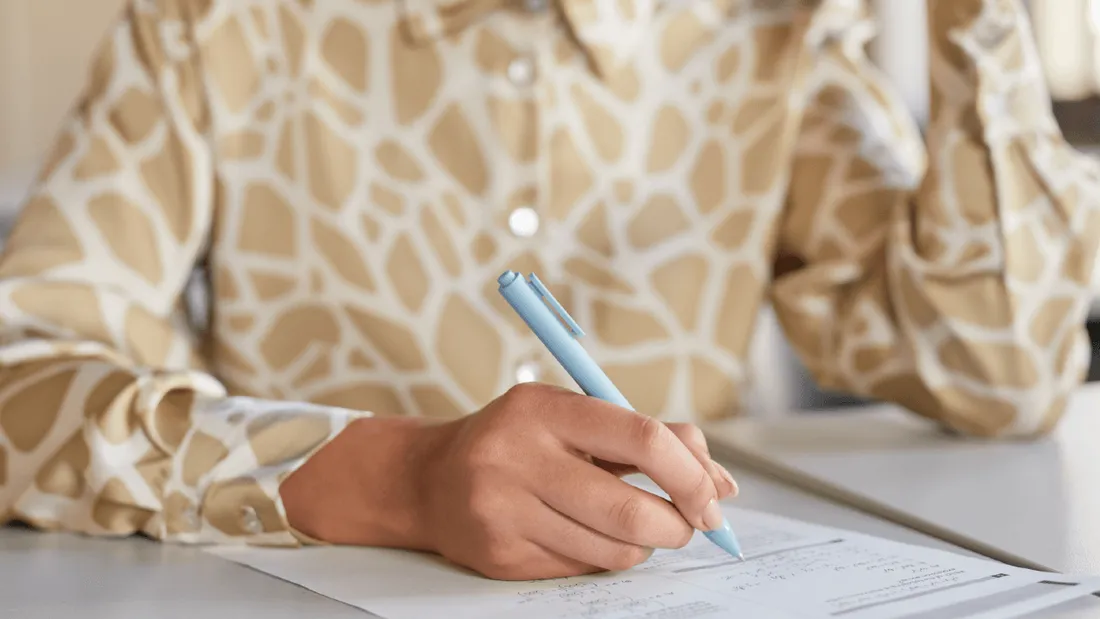 Une femme en train de passer un test écrit.