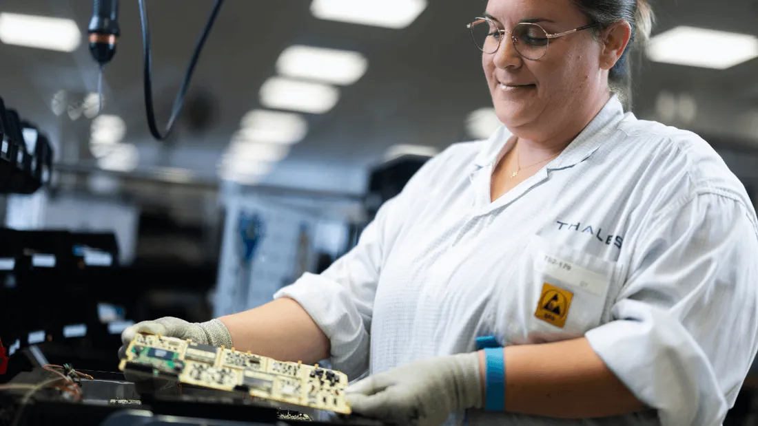 Employée dans l'usine Thales à Cholet