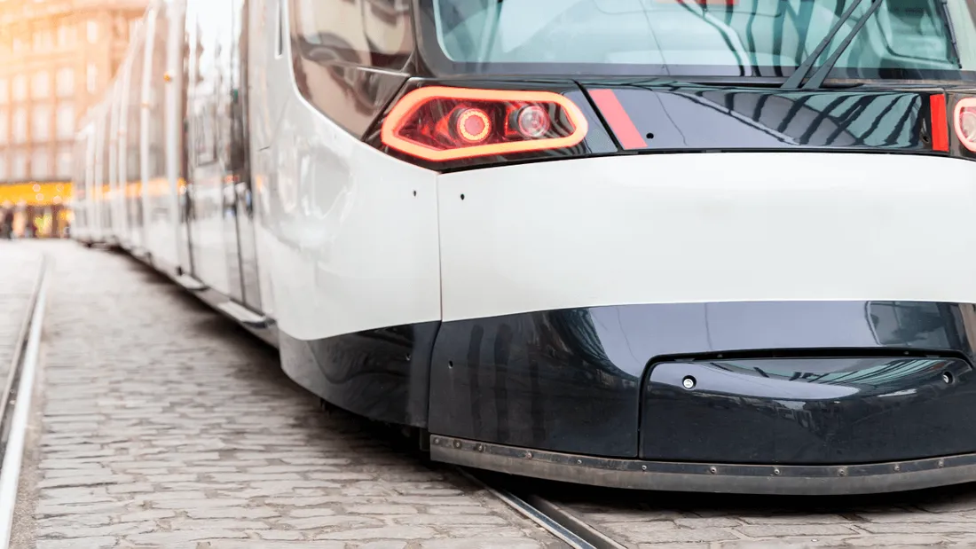 Le Mans : il s'allonge sur les rails du tramway pour récupérer son lapin