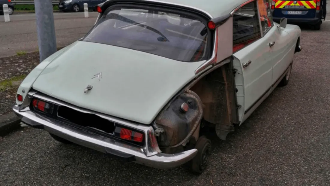 Citroën DS avec une roue en moins