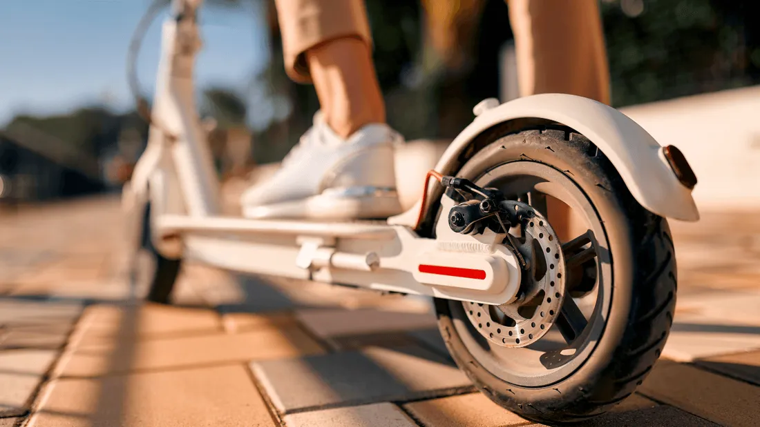 Le jeune joueur circulait à trottinette lorsqu'il a percuté la piétonne.