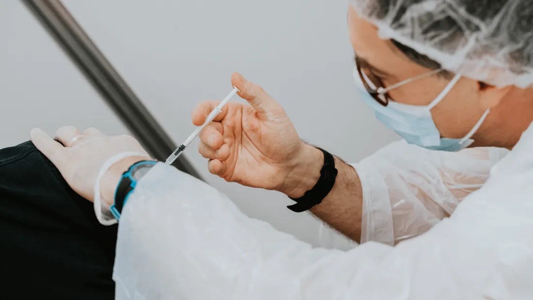 Vaccin anti-covid : une 4e dose n'est pas justifiée à ce stade, selon le COSV