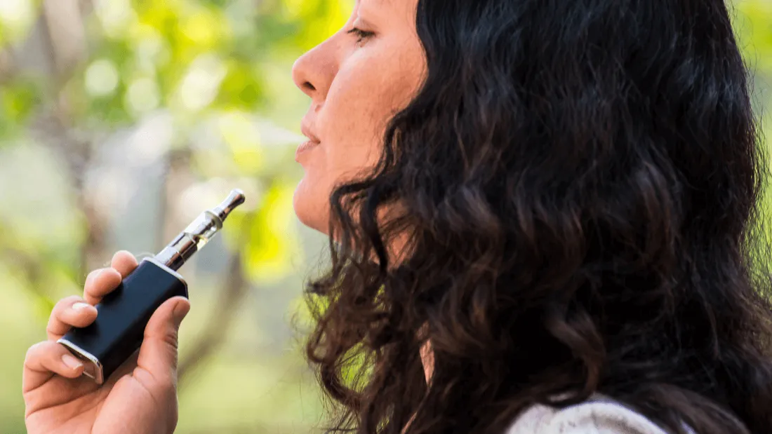 vapoter une cigarette électronique