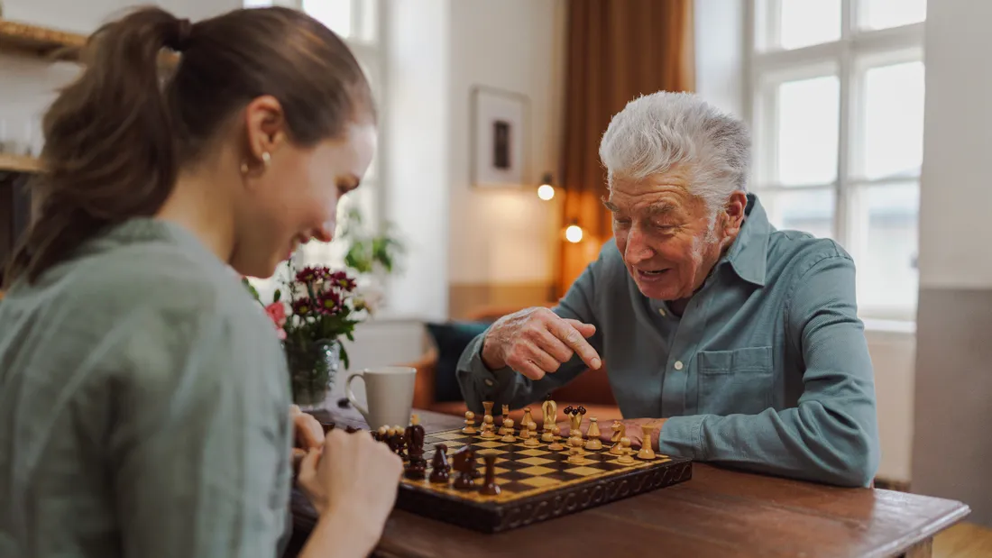 Les étudiants profitent d'un logement gratuit en change de temps passé avec des résidents.