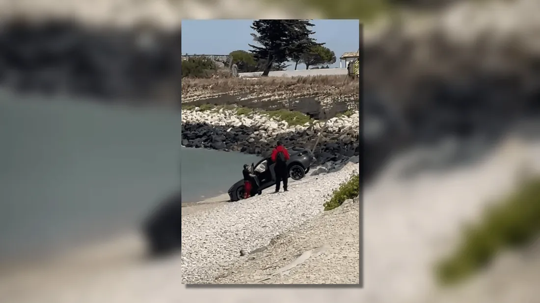 Voiture tombée sur la plage de L'Humeau