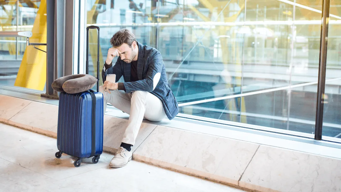 La veille de son voyage, il apprend qu’il est interdit de vol jusqu’en 2031