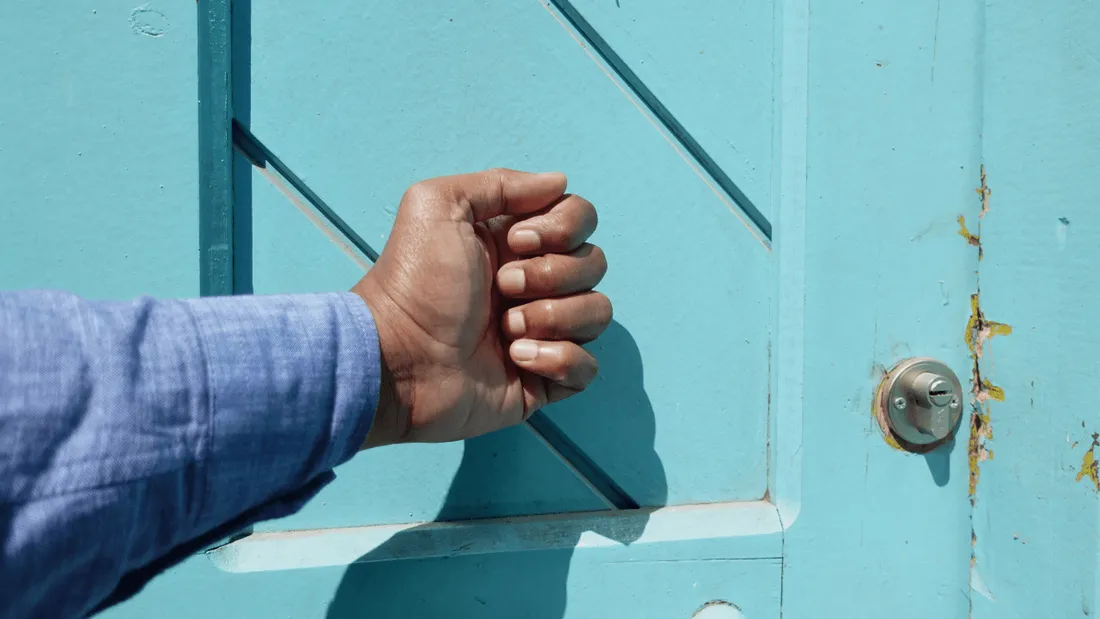 Démarcheur frappe à la porte