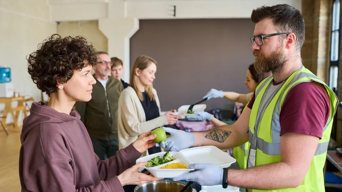Image d'illustration. Distribution de repas par un bénévole. 