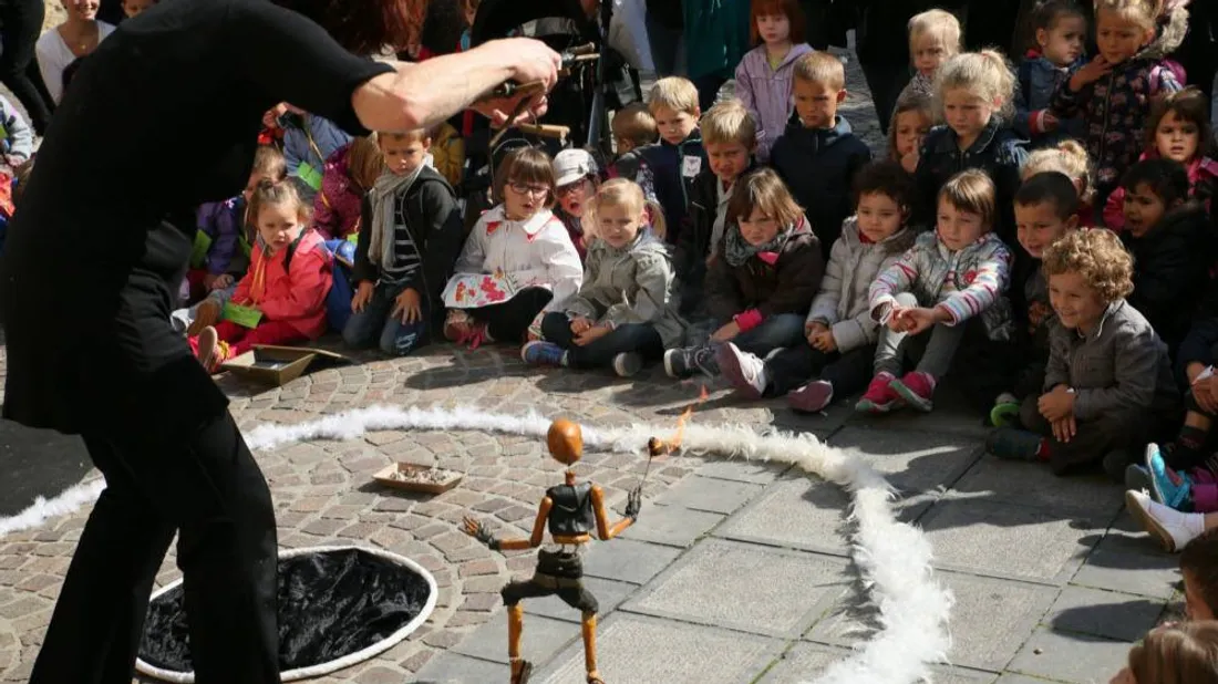 Festival des marionnettes - illustration archives