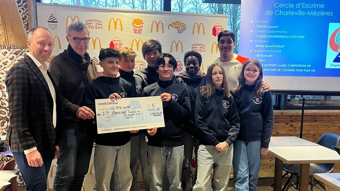 Un chèque de 1000€ pour le cercle escrime de Charleville-Mézières.