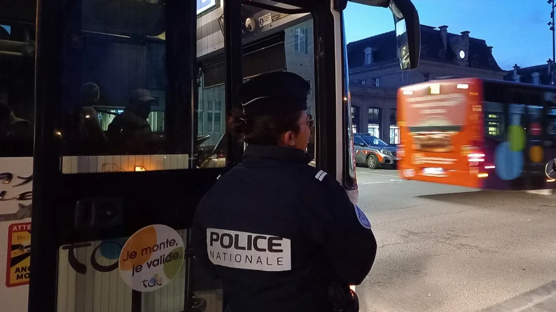 Police controle bus