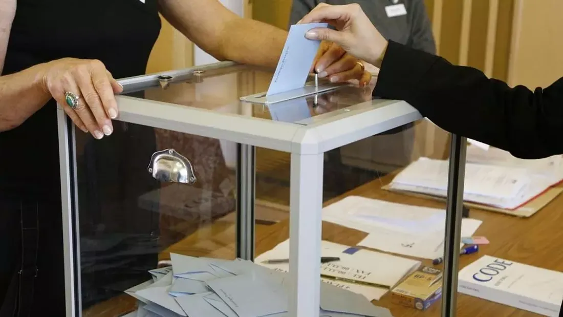 Municipales en France: alliances et tensions avant le second tour