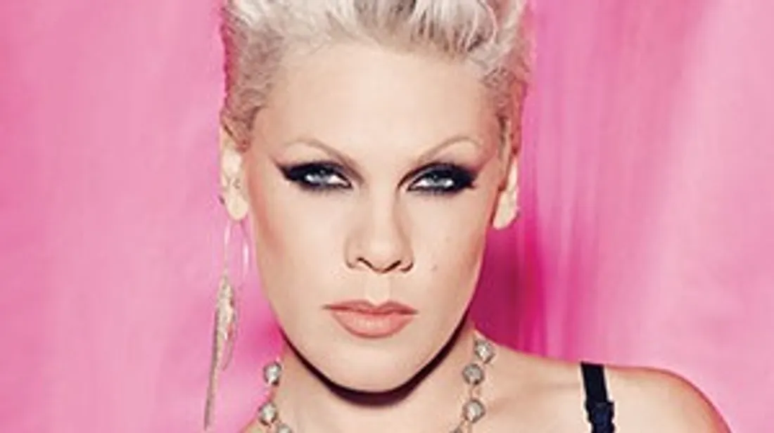 Pink soutient l'équipe de beach handball de Norvège