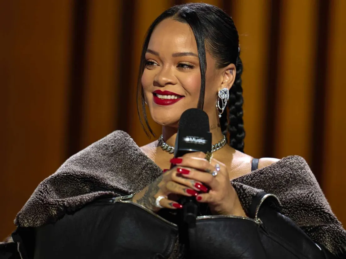 Rihanna en interview pour Apple Music avant le Superbowl
