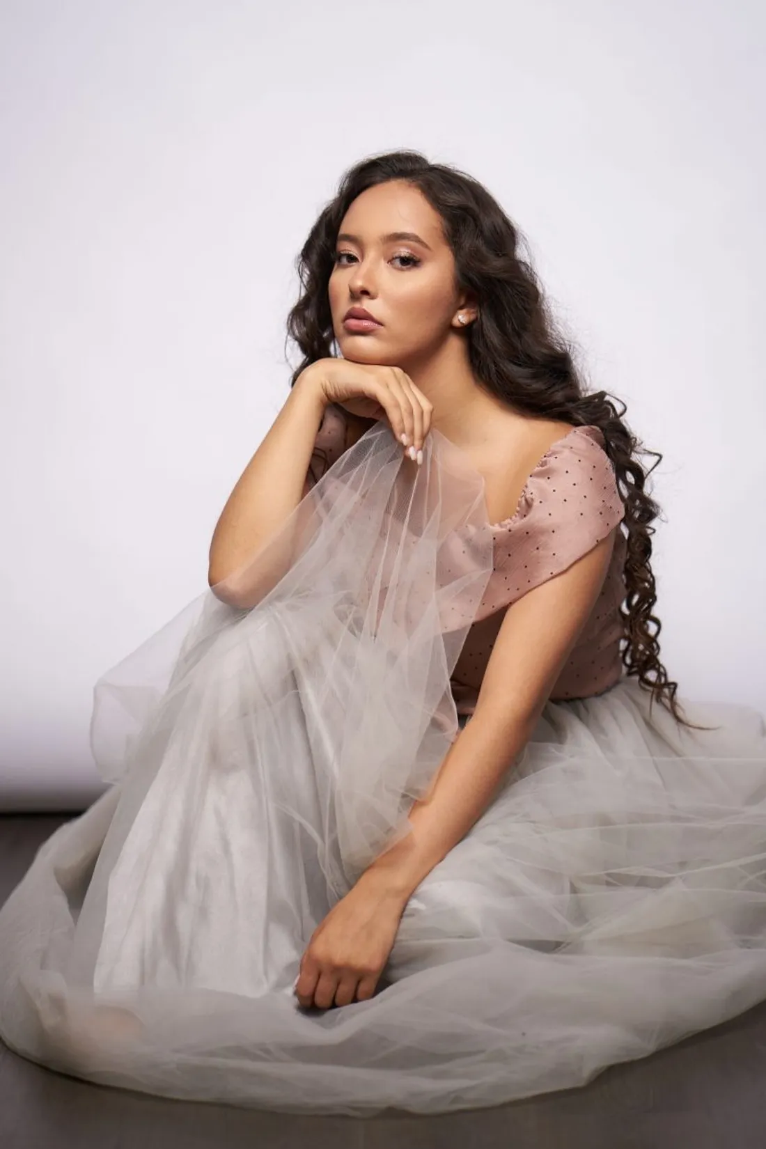 Faouzia sort un nouveau single pop, "Hero"