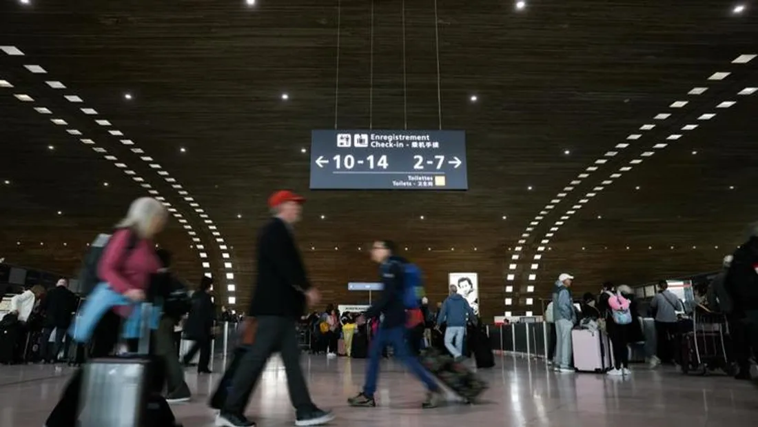 Démantèlement de réseaux de passeurs à Roissy : 26 arrestations et 11 millions d'euros saisis