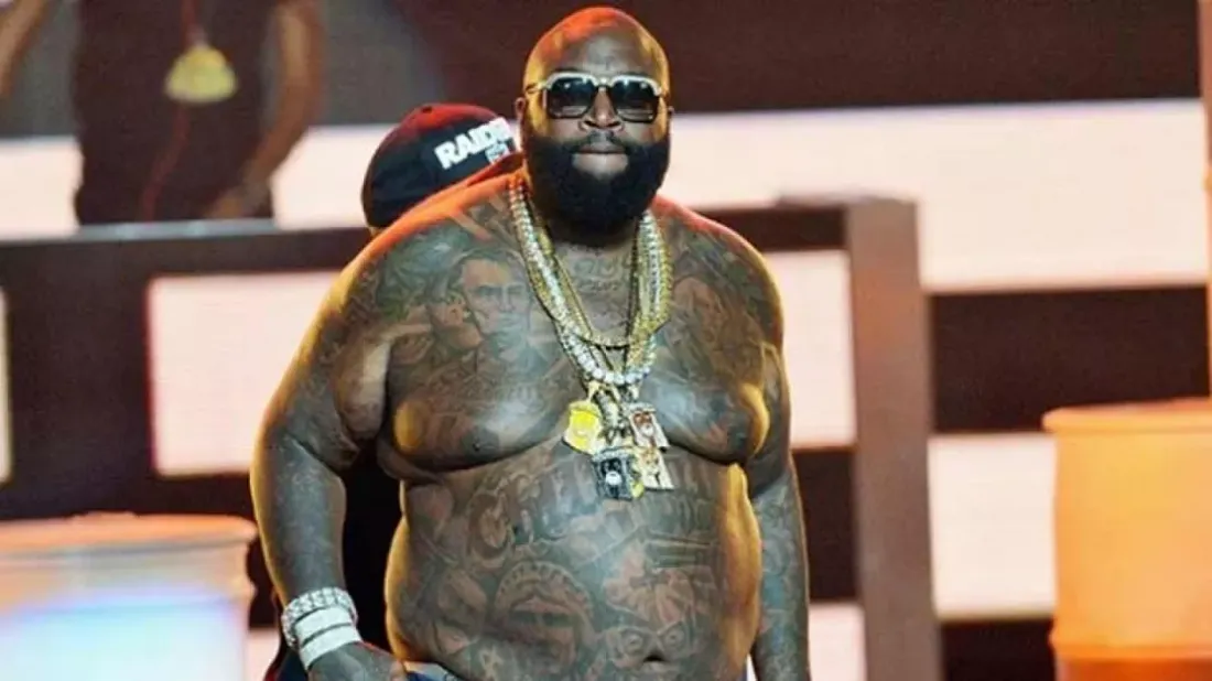 Rick Ross loupe totalement son plongeon lors d'une pool party ! (VIDÉO)