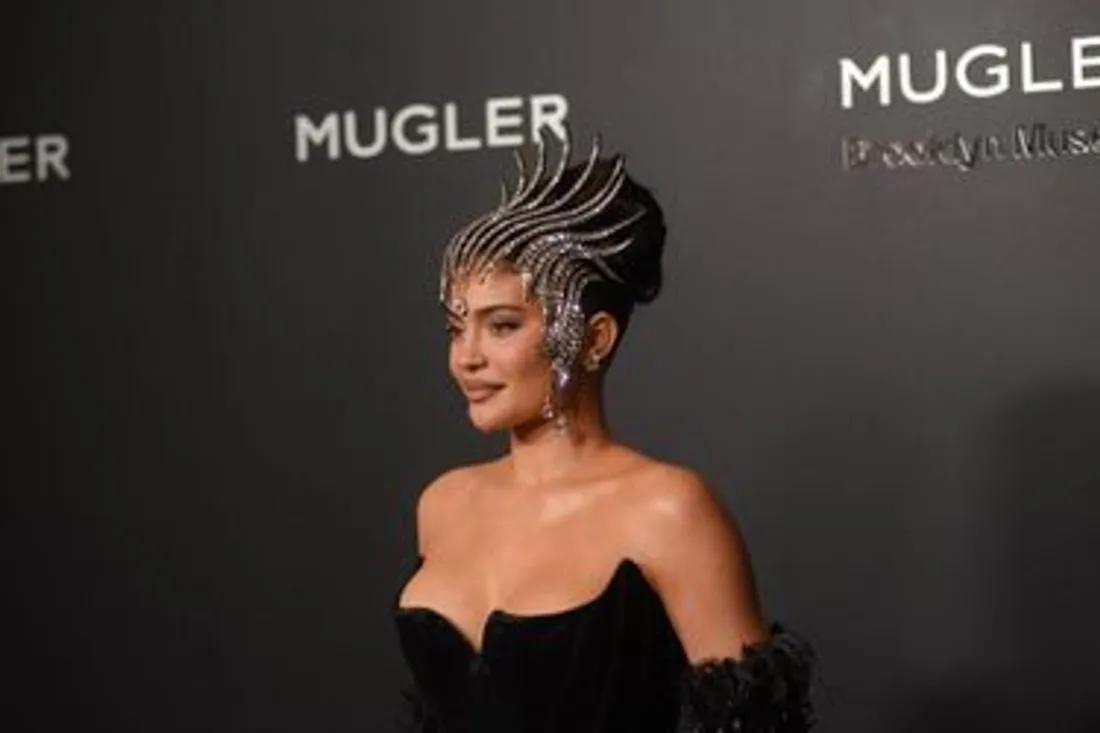 Kylie Jenner captive l'attention avec une mise en scène audacieuse pour sa collection « King Kylie »