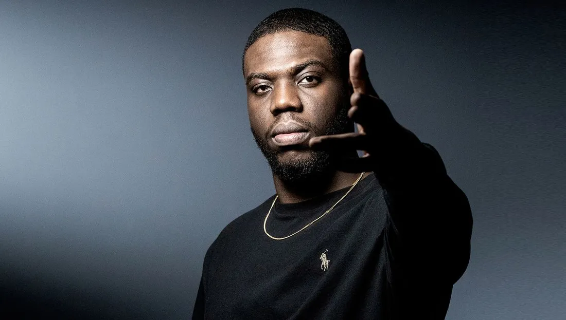 Dinos fait un magnifique hommage à Tiakola ! 