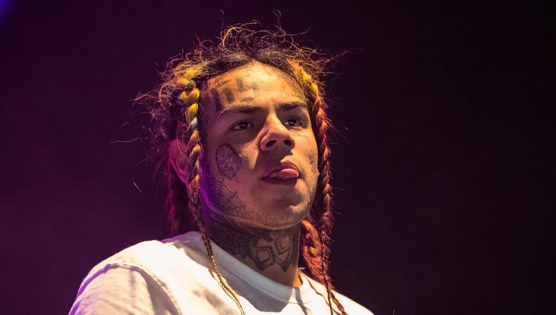 Interdiction pour 6ix9ine de détenir armes et munitions chez lui