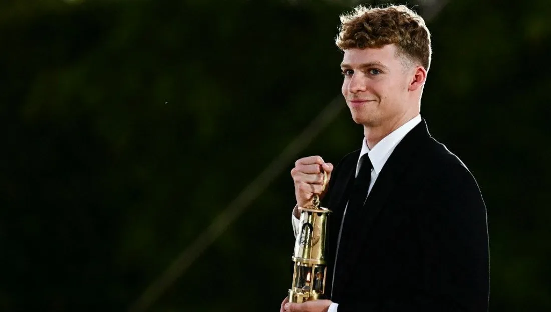 Léon Marchand triomphe et décroche le titre de nageur de l'année 