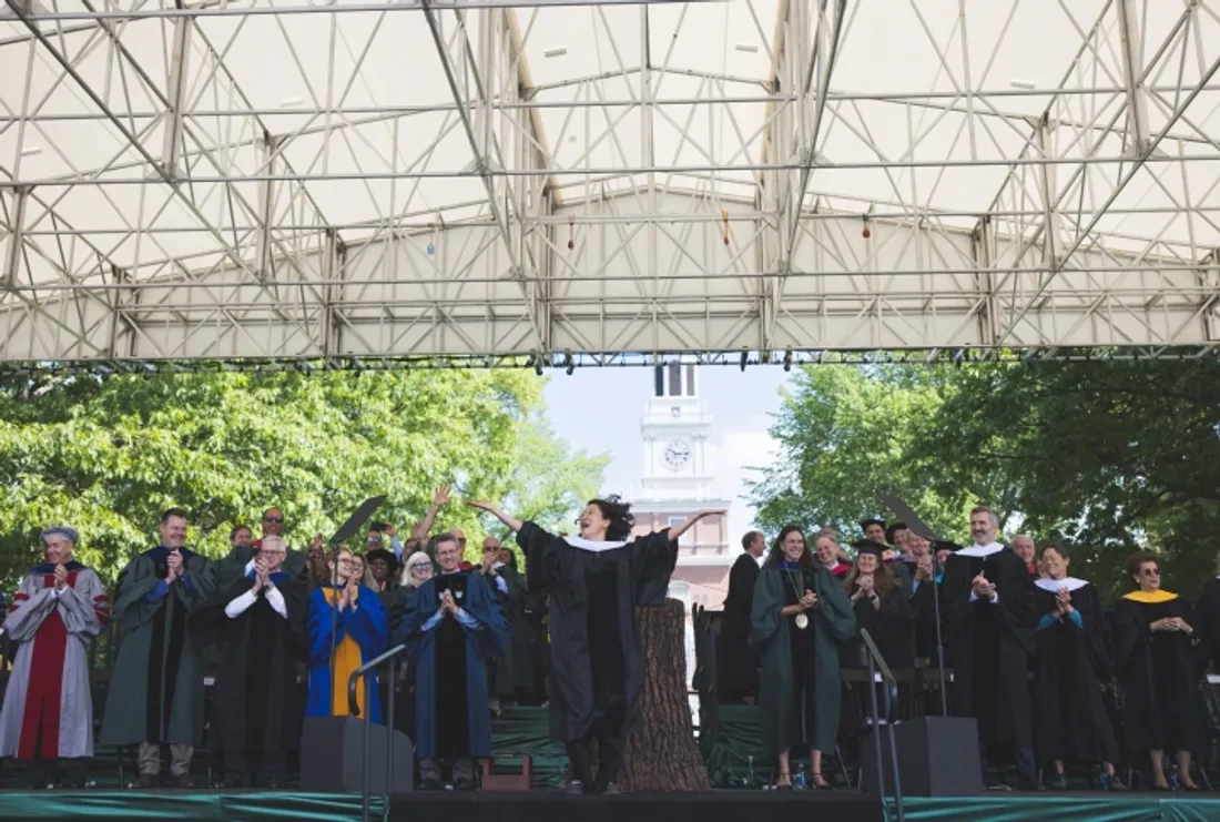 Sandra Oh, de Grey's Anatomy, inspire les diplômés de Dartmouth en tant que Docteure honorifique