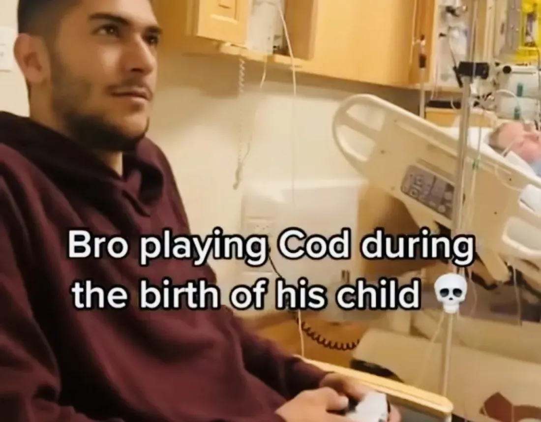 Un père joue à Call of Dury pendant que sa femme accouche !