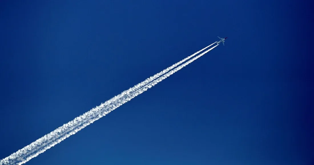 Au-delà du kérosène : les traînées aériennes, un enjeu climatique méconnu