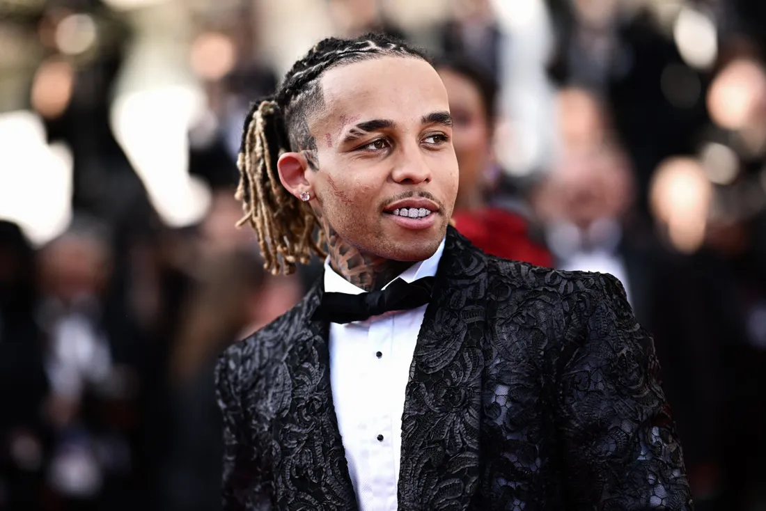 Zola critique ses anciens albums et se fait arrêter en live à l’aéroport