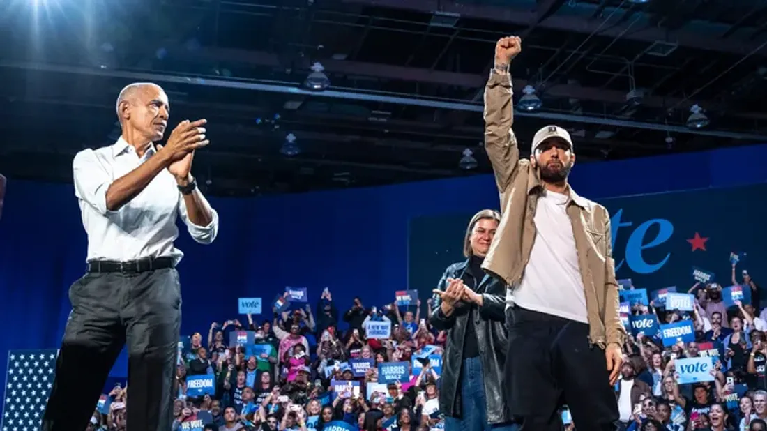 Eminem chauffe la scène pour Obama qui rappe à un meeting de Kamala Harris