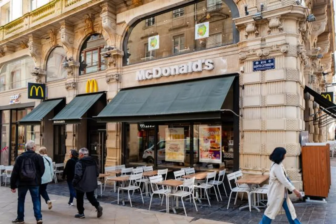 Une mère virée d’un McDonald’s pour avoir allaité son bébé