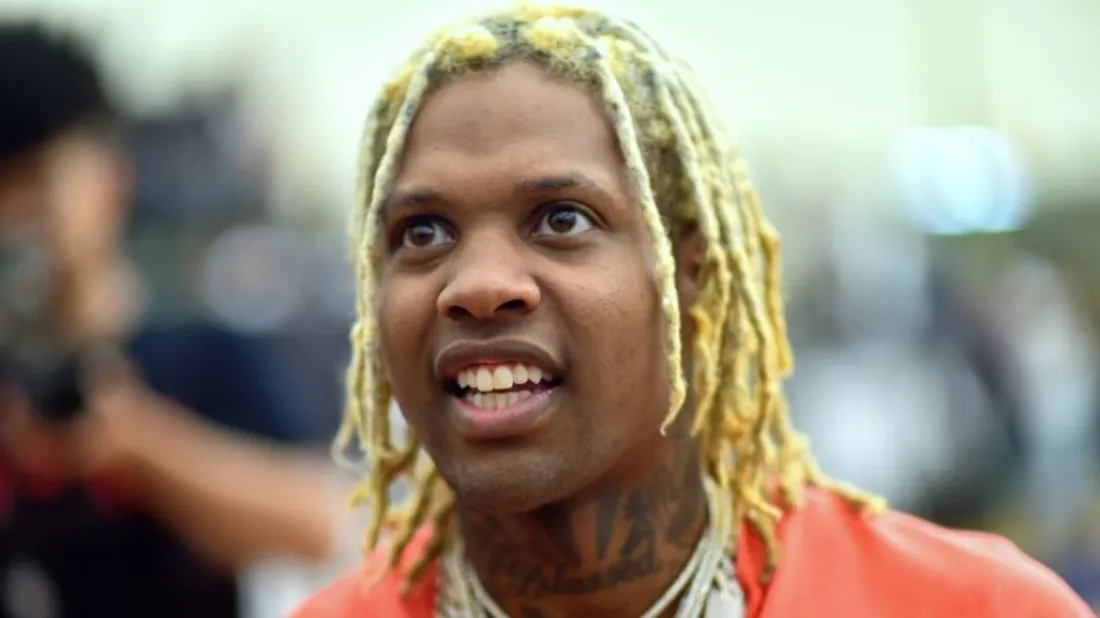 Lil Durk tabasse un fan qui fait le signe d’un gang ennemi 